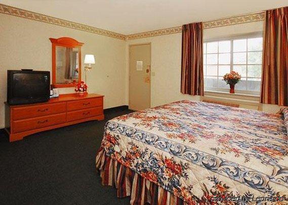 Clarion Pointe Downtown Hotel Syracuse Room photo