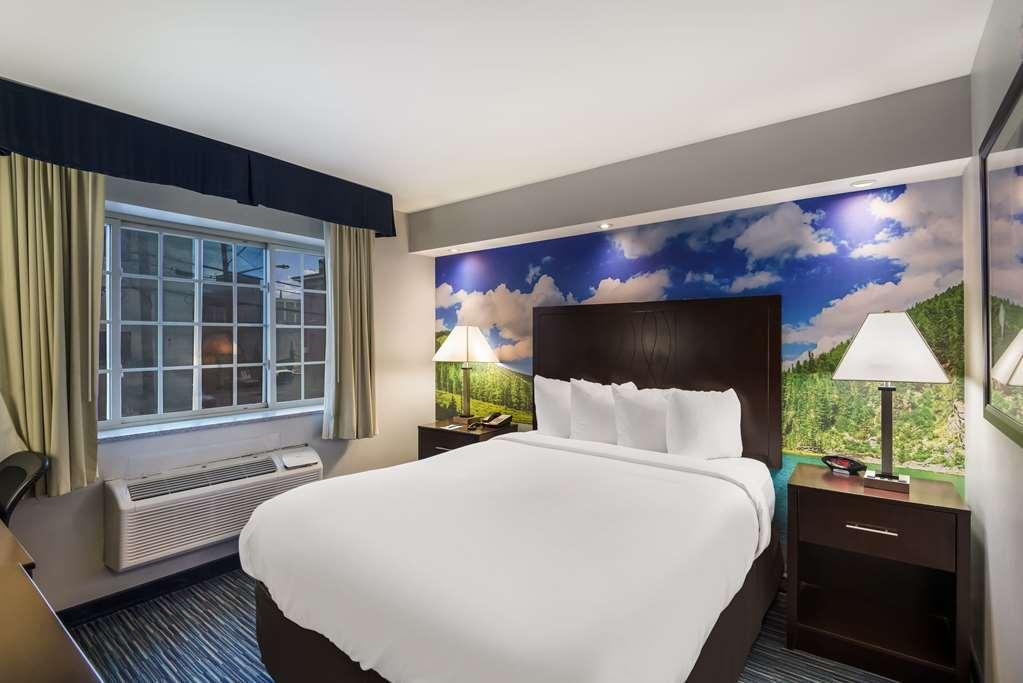 Clarion Pointe Downtown Hotel Syracuse Room photo